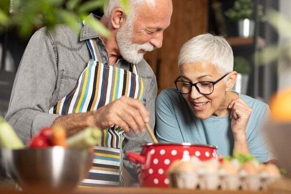 active-seniors-senior-couple-cooking-together-kitchen-4